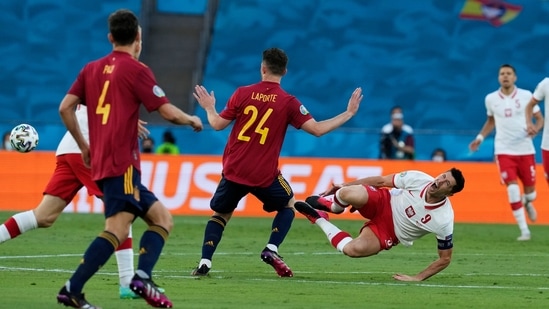 Poland's Robert Lewandowski, center right, falls as Spain's Aymeric Laporte, center left, gestures during the Euro 2020 soccer championship group E match between Spain and Poland at La Cartuja stadium in Seville, Spain, Saturday, June 19, 2021. (AP Photo/Thanassis Stavrakis, Pool)(AP)