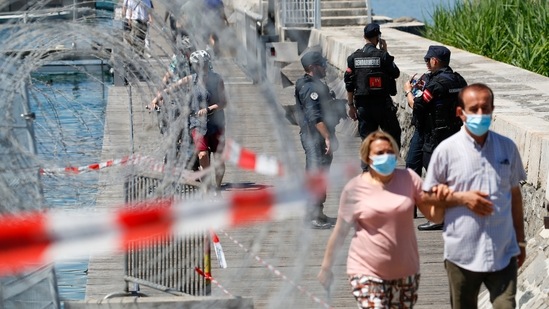 Swiss police officers patrol near temporary security fencing along the waterfront near Villa La Grange before of the U.S. Russia summit at Villa La Grange in Geneva, Switzerland, on Tuesday, June 15, 2021. (Bloomberg) Swiss police officers patrol near temporary security fencing along the waterfront near Villa La Grange before of the U.S. Russia summit at Villa La Grange in Geneva, Switzerland, on Tuesday, June 15, 2021. (Bloomberg)
