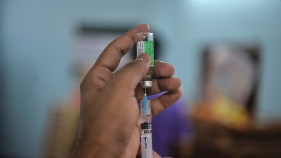 A health worker prepares to inoculate a beneficiary with a dose of the Covishield vaccine against the Covid-19 coronavirus, during a vaccine drive organized by the non-governmental organization (NGO) 'Anubhav' in Siliguri on June 17, 2021. (Photo by Diptendu DUTTA / AFP)