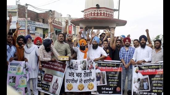 Members of the Youth Akali Dal staging a protest in Patiala on Saturday. Members of the Youth Akali Dal staging a protest in Patiala on Saturday.