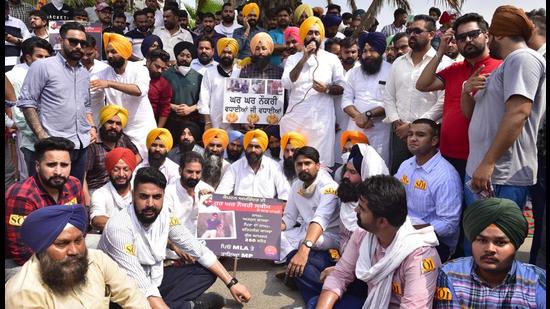 During the protests, Covid norms were flouted as a large number of leaders gathered at the protest giving social distancing and masks a miss. (Gurpreet Singh/HT) During the protests, Covid norms were flouted as a large number of leaders gathered at the protest giving social distancing and masks a miss. (Gurpreet Singh/HT)