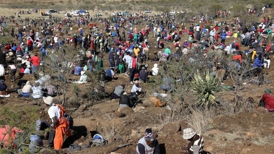 Thousands flock to rural South African village in hope of mining diamond only to find quartz crystals.(Reuters)