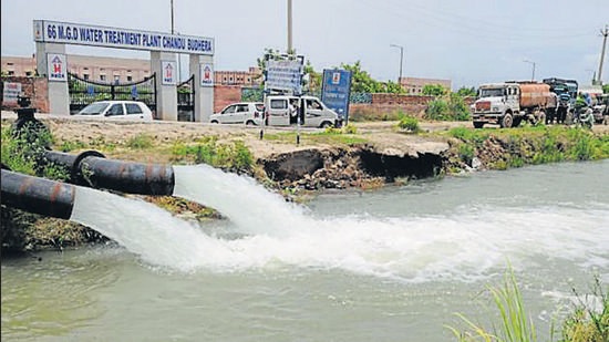 At present, Gurugram’s water comes from the water channels in the National Capital Region and the Yamuna channel. This raw water is carried to the water treatment plants at Basai and Chandu Budhera. (HT Archive)