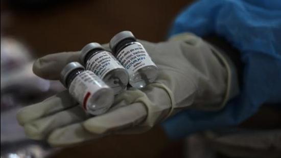 India, which has recorded 386,713 Covid-19 deaths so far has administered more than 27 crore Covid-19 vaccine doses since it began the vaccination drive on January 16, data from the Union health ministry shows. (AP PHOTO.) India, which has recorded 386,713 Covid-19 deaths so far has administered more than 27 crore Covid-19 vaccine doses since it began the vaccination drive on January 16, data from the Union health ministry shows. (AP PHOTO.)