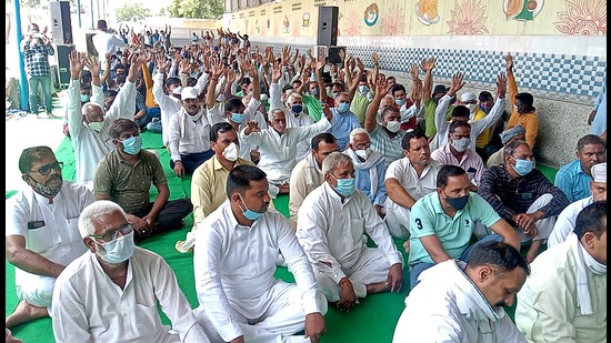 Farmers holding a panchayat at Sonepat on Sunday. (Manoj Dhaka/HT)