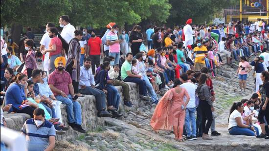 The 6pm-8pm bracket permitted for evening walkers on Sunday saw Sukhna Lake brimming with visitors, who gave masks and social distancing the complete go-by in defiance of government guidelines and health experts’ warnings of a deadlier third wave. (Keshav Singh/HT) The 6pm-8pm bracket permitted for evening walkers on Sunday saw Sukhna Lake brimming with visitors, who gave masks and social distancing the complete go-by in defiance of government guidelines and health experts’ warnings of a deadlier third wave. (Keshav Singh/HT)