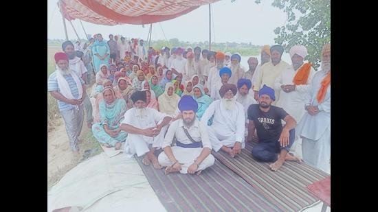 Dhunda residents have now started an indefinite protest at the bandh site. Dhunda residents have now started an indefinite protest at the bandh site.
