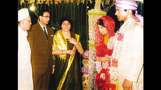 Ritu on the day of her wedding with her husband, Shashi Kumar, and her parents wearing the sari she had designed herself