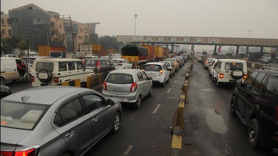 Commuters can travel from Sohna Road to Manesar using the link road, instead of passing through the heavily congested Kherki Daula toll plaza. (HT Archive) Commuters can travel from Sohna Road to Manesar using the link road, instead of passing through the heavily congested Kherki Daula toll plaza. (HT Archive)