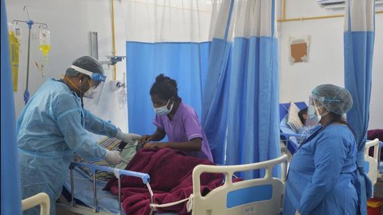 In this picture taken on June 1, 2021 a doctor (C) checks on a Covid-19 coronavirus patient at an Intensive Care Unit (ICU) of the Nightingale Hospital, on the outskirts of Siliguri. - Struggling with low pay, 24-hour shifts, and a severe shortage of staff and protective gear, doctors working on the frontlines of India's brutal pandemic wave say they are near breaking point and fearful for their lives. (Photo by Diptendu DUTTA / AFP) / TO GO WITH: India-health-virus. FOCUS by Abhaya Srivastava (AFP) In this picture taken on June 1, 2021 a doctor (C) checks on a Covid-19 coronavirus patient at an Intensive Care Unit (ICU) of the Nightingale Hospital, on the outskirts of Siliguri. - Struggling with low pay, 24-hour shifts, and a severe shortage of staff and protective gear, doctors working on the frontlines of India's brutal pandemic wave say they are near breaking point and fearful for their lives. (Photo by Diptendu DUTTA / AFP) / TO GO WITH: India-health-virus. FOCUS by Abhaya Srivastava (AFP)