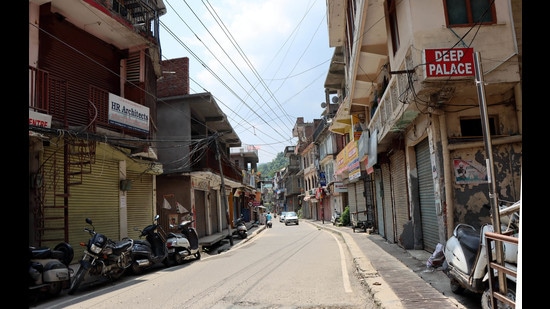 A market wears a deserted look in Mandi during curfew hours on Sunday. (Birbal Sharma/HT) A market wears a deserted look in Mandi during curfew hours on Sunday. (Birbal Sharma/HT)