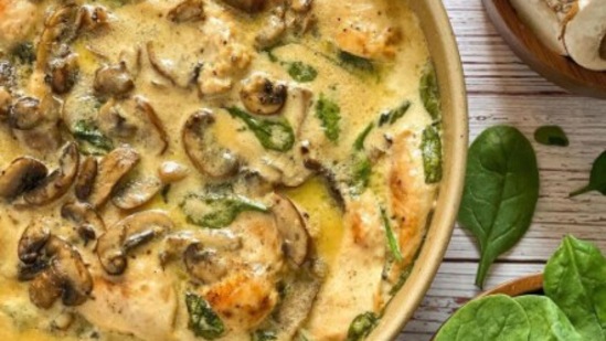 One-pot Mushroom and spinach chicken: Just the name of this dish can make all non-vegetarian lovers droll. Make this in your next party and everyone will surely become a fan of your cooking. (Instagram/@mai_s_kitchen_official)