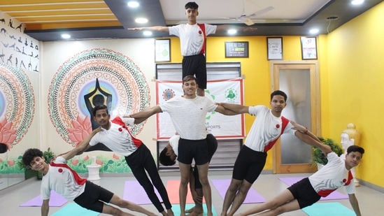 Youth performing yoga on the eve of International Yoga Day, in Amritsar, Punjab, (Sameer Sehgal /Hindustan Times)