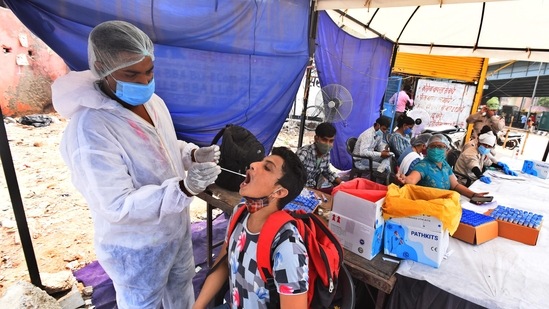 The fourth wave of the pandemic has now seen a steady drop for eight consecutive weeks in the city. (HT Photo) The fourth wave of the pandemic has now seen a steady drop for eight consecutive weeks in the city. (HT Photo)