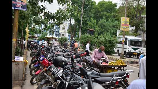 The road in front of the District courts with the vehicle parked on the side in Prayagraj. (HT ) The road in front of the District courts with the vehicle parked on the side in Prayagraj. (HT )
