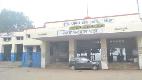 Locals say the current link is not preferred since it takes twice as long to reach either Agra or Tundla from Etah. (HT Photo) Locals say the current link is not preferred since it takes twice as long to reach either Agra or Tundla from Etah. (HT Photo)