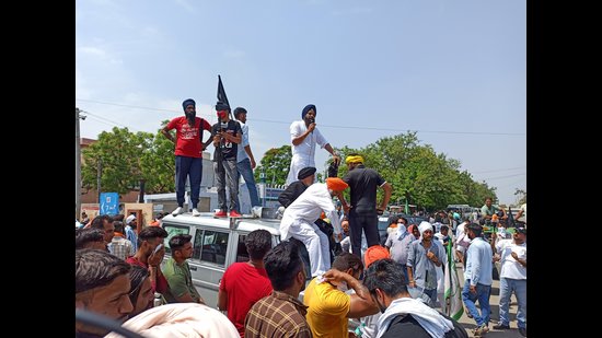 Members of farmer unions protesting outside the Panchayat Bhawan in Ambala on Monday. (HT Photo)