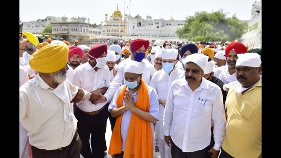 Aam Aadmi Party national convener Arvind Kejriwal and former IG Kunwar Vijay Pratap Singh at the Golden Temple in Amritsar. (Sameer Sehgal) Aam Aadmi Party national convener Arvind Kejriwal and former IG Kunwar Vijay Pratap Singh at the Golden Temple in Amritsar. (Sameer Sehgal)