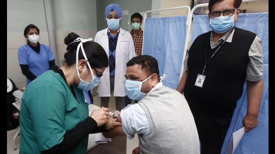 Door-to-door vaccination facility is also being extended to organisations, associations, NGOs, RWAs or volunteers willing to facilitate vaccination of over 50 persons at a given point of time in a given place, even if they are not aged or infirm. (HT FILE PHOTO) Door-to-door vaccination facility is also being extended to organisations, associations, NGOs, RWAs or volunteers willing to facilitate vaccination of over 50 persons at a given point of time in a given place, even if they are not aged or infirm. (HT FILE PHOTO)