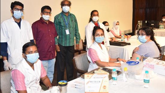 Visakhapatnam, East Godavari, West Godavari, Krishna and Guntur were among the districts that vaccinated more than 100,000 on a single day in Andhra Pradesh. (HT Photo) Visakhapatnam, East Godavari, West Godavari, Krishna and Guntur were among the districts that vaccinated more than 100,000 on a single day in Andhra Pradesh. (HT Photo)
