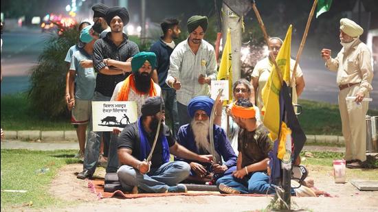 Elderly Nihang protester Labh Singh sitting in protest at Matka chowk along with his followers in Sector 17, Chandigarh, on Monday evening. (Ravi Kumar/HT) Elderly Nihang protester Labh Singh sitting in protest at Matka chowk along with his followers in Sector 17, Chandigarh, on Monday evening. (Ravi Kumar/HT)