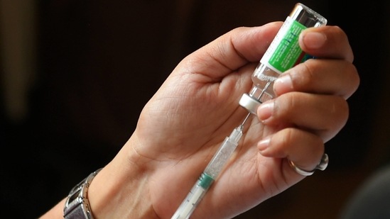 Indore district administration had set up 675 immunization centers where a total of 1,140 sessions of vaccinations were organised from 8 am to 9 pm.(PTI)