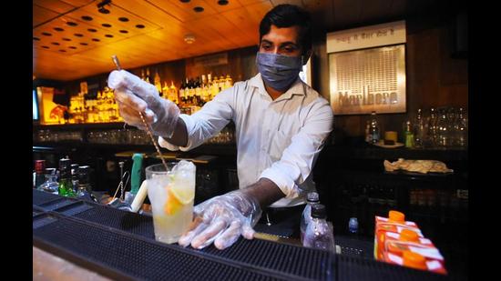 Delhi government has permitted reopening of bars in the Capital, with 50% seating occupancy. It has also allowed restaurants to operate till 10pm instead of 8pm (Photo: Amal KS/HT) Delhi government has permitted reopening of bars in the Capital, with 50% seating occupancy. It has also allowed restaurants to operate till 10pm instead of 8pm (Photo: Amal KS/HT)