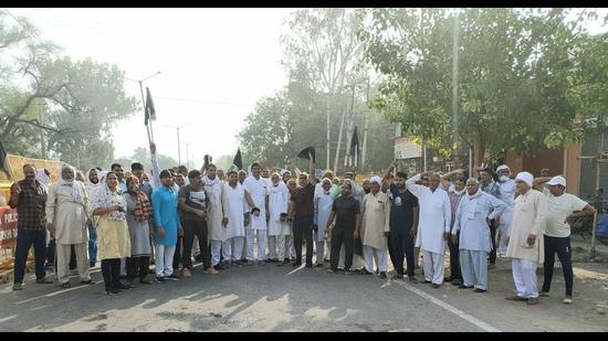 Protesters raising slogans against local BJP leader Babita Phogat, who is a former wrestler, outside the Yoga Day event at Charkhi Dadri on Monday. (HT Photo) Protesters raising slogans against local BJP leader Babita Phogat, who is a former wrestler, outside the Yoga Day event at Charkhi Dadri on Monday. (HT Photo)