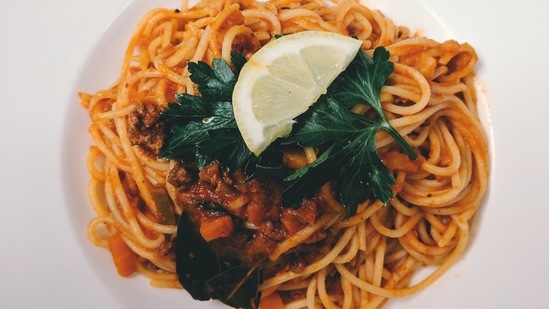 One-pot spaghetti bolognaise: Treat your hunger pangs with this one-pan spaghetti bolognaise. Enjoy your Sunday with a bowl of spaghetti and a glass of your favourite red wine from your collection.(Unsplash)