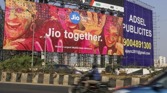 Analysts expect clarity on the pricing of phones as tariffs on Jio-Google phones could act as a catalyst for the RIL stock.(Bloomberg) Analysts expect clarity on the pricing of phones as tariffs on Jio-Google phones could act as a catalyst for the RIL stock.(Bloomberg)