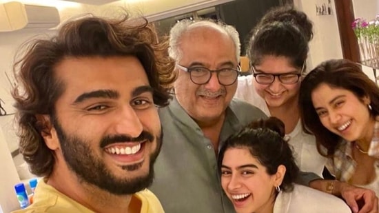 Arjun Kapoor, Janhvi Kapoor, Khushi Kapoor and Anshula Kapoor pose with their father Boney Kapoor.