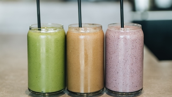 Smoothies: Before your yoga class, you can have a smoothie bowl. It is very easy to make and will keep you full and hydrated. (Unsplash)