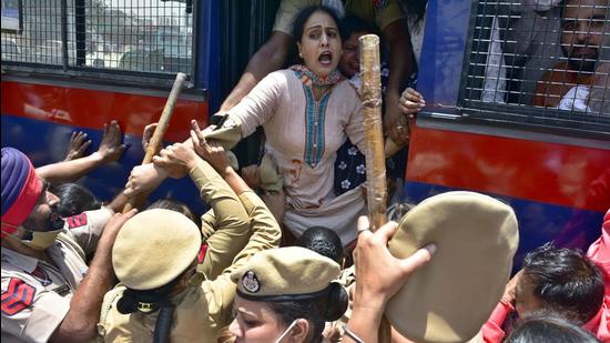 At a time when epidemiologists have advised caution and predicted a third wave of the Covid pandemic, a large number of LIP workers gathered at the protest site in Ludhiana, disregarding social distancing and masking protocols. (Gurpreet Singh/HT)