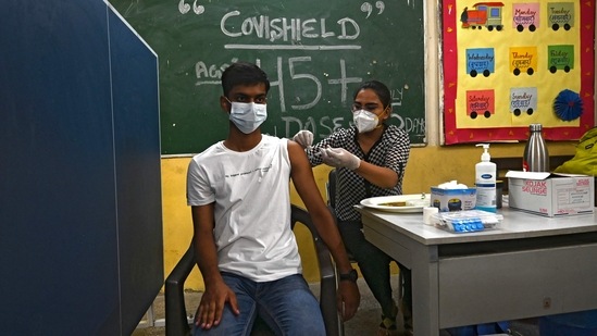 A health worker inoculates a man with a jab of Covid-19 vaccine at a vaccination Centre in New Delhi on June 21. According to the Union health ministry, India on June 21 administered close to 8.6 million vaccine doses against coronavirus disease (Covid-19) in a single day, which is the highest ever single-day number recorded in the country so far.(Money Sharma / AFP)