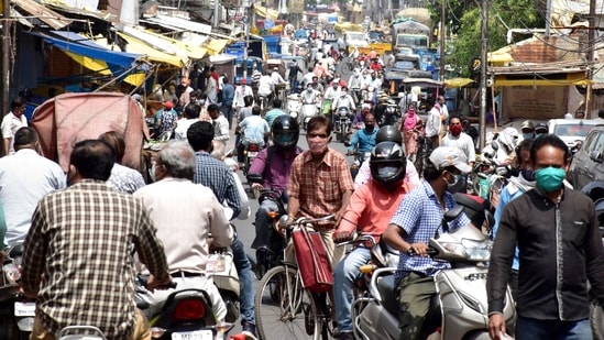 People in large quantity reach Galla mandi after authorities announced to reopen markets from 6 AM to 10 PM amidst Covid-induced lockdown, in Jabalpur., Madhya Pradesh. (ANI Photo)