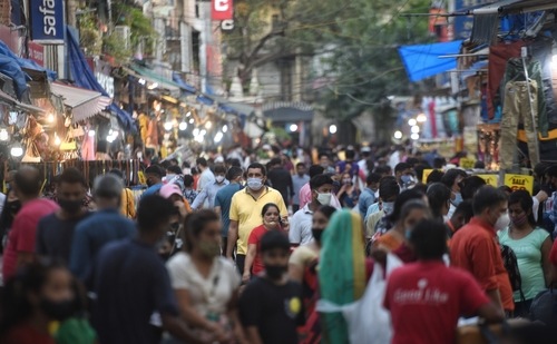 Shoppers out and crowding at Sarojini Nagar in New Delhi. (Sanchit Khanna/ Hindustan Times) Shoppers out and crowding at Sarojini Nagar in New Delhi. (Sanchit Khanna/ Hindustan Times)