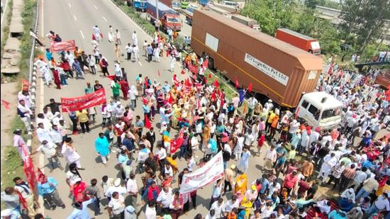 Protesting municipal employees blocking the national highway near Doraha in Ludhiana on Tuesday. (HT Photo)