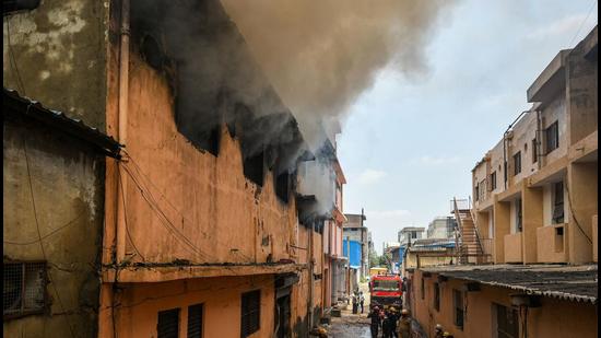 Smoke billows from a fire in a footwear factory at Udyog Nagar in New Delhi on Monday, June 21. (Amal KS/HT photo)