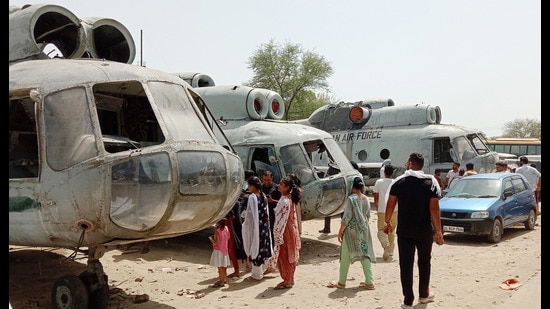 Visitors throng the scrap dealer workshop to catch a glimpse of the helicopters in Manda on Tuesday. (Sanjeev Kumar/HT) Visitors throng the scrap dealer workshop to catch a glimpse of the helicopters in Manda on Tuesday. (Sanjeev Kumar/HT)