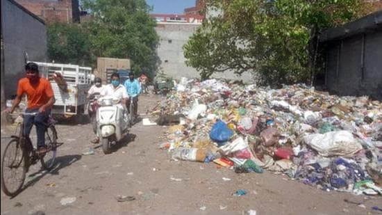 The MC has been facing flak over its apathy in dealing with the solid waste in the city (HT File)