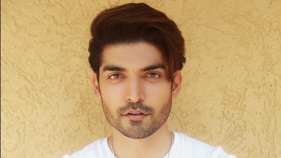 Gurmeet Choudhary wants people to keep wearing masks and maintains social distancing. Gurmeet Choudhary wants people to keep wearing masks and maintains social distancing.