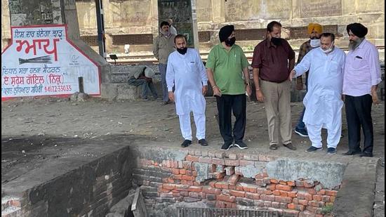 Mayor Balkar Sandhu along with other officials inspecting the cleaning of old drain line near Gurdwara Dukhniwaran Sahib in Ludhiana on Tuesday. (HT PHOTO) Mayor Balkar Sandhu along with other officials inspecting the cleaning of old drain line near Gurdwara Dukhniwaran Sahib in Ludhiana on Tuesday. (HT PHOTO)