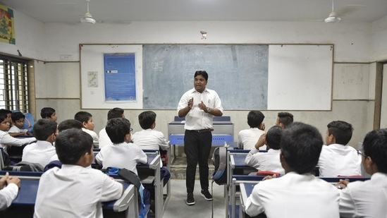 Every year, around 170,000 students move from municipal schools that offer education only up to Class 5 to government schools in Class 6.(HT File Photo )