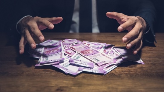 The police recovered  ₹5,448,730 from a house in the same area where Hariram was working as a guard and  ₹49,200 was recovered from Kalicharan. (HT Archive/iStock)