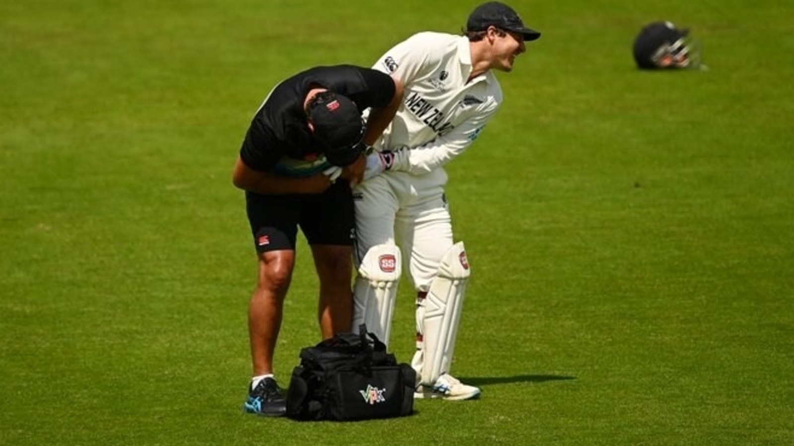 New Zealand wicketkeeper BJ Watling keeps wickets despite dislocating