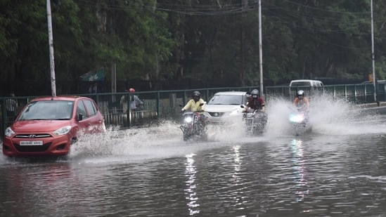 Commuters crossing a waterlogged area near Hotel Maurya during heavy rain in Patna, Bihar. (Santosh Kumar /Hindustan Times) Commuters crossing a waterlogged area near Hotel Maurya during heavy rain in Patna, Bihar. (Santosh Kumar /Hindustan Times)