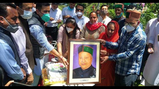 Virbhadra Singh’s son Vikramaditya celebrates his birthday along with the former HP CM’s supporters in Shimla. (HT Photo) Virbhadra Singh’s son Vikramaditya celebrates his birthday along with the former HP CM’s supporters in Shimla. (HT Photo)