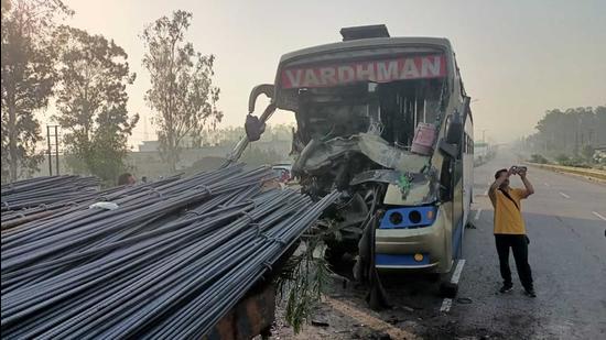 The mangled remains of the bus after the accident on NH 44 in Khanna on Wednesday. (HT FILE)