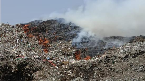 Smoke billowing out of the legacy waste at Tajpur road where a fire broke out on Wednesday. (HT FILE)