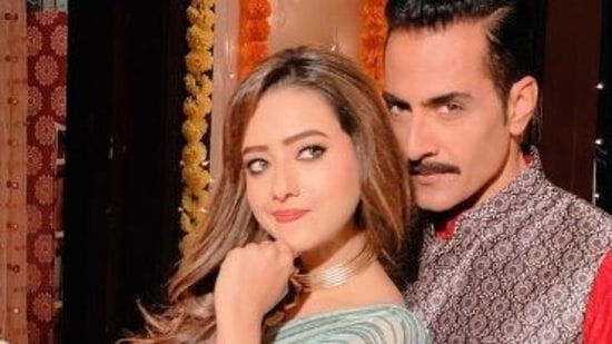 Anupamaa actors Madalsa Sharma and Sudhanshu Pandey pose together.